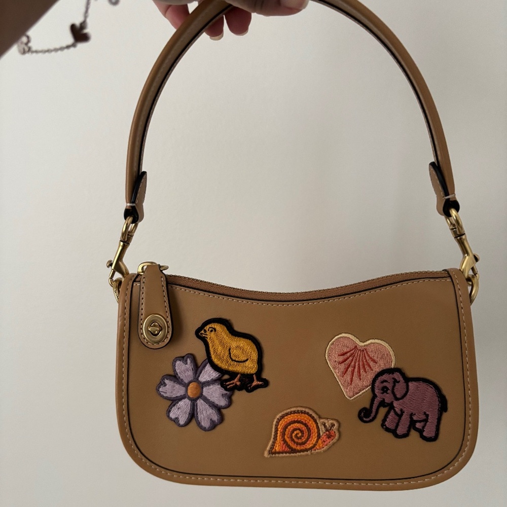 Coach Swinger 20 with patches
